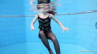 Zuzanna heißes Unterwasser-Teenie-Baby nackt