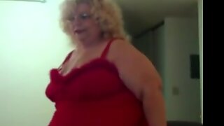 Дебели жена с пистолет на червено бельо