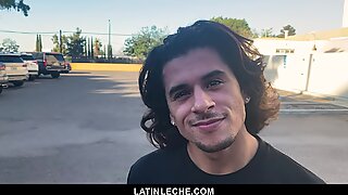 LatinleLeche - Süß Latino Junge saugt einen ungeschnittenen Schwanz