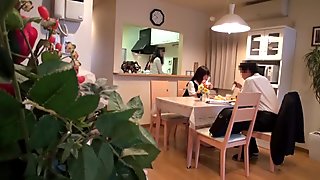Winzige japanische mädchen auf knien saugen schwanz