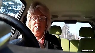 Italky babička masturbuje v její auto